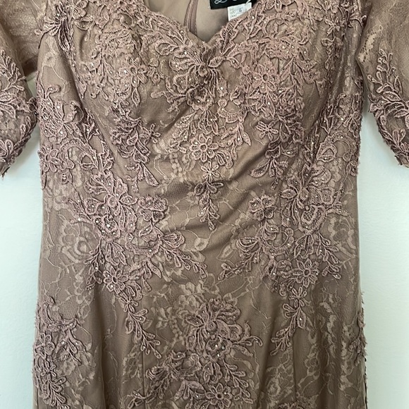 La Femme | Mauve Lace Applique Tulle Sweetheart Neckline Trumpet Gown Size 4 - Picture 3 of 13